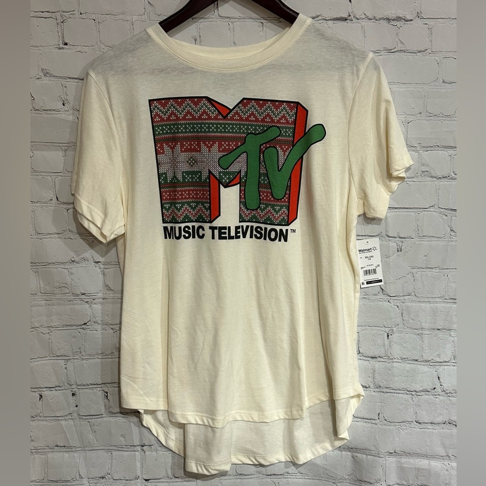 3/$15 SALE 💫 NWT Retro Style MTV Holiday T-Shirt